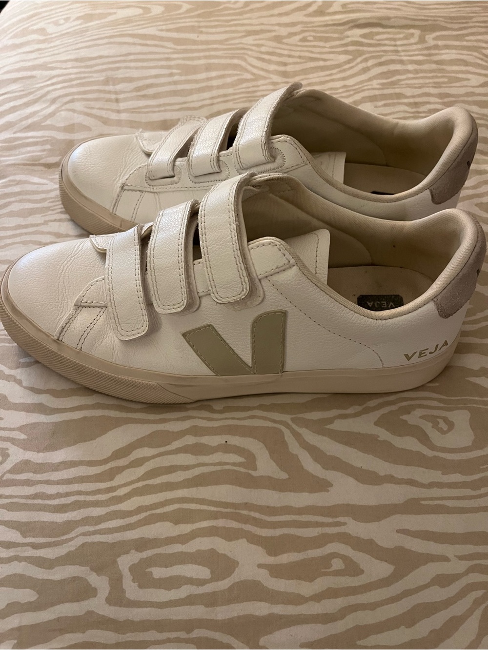 Veja Off-White Velcro Low-Top Sneakers - Picture 5 of 8
